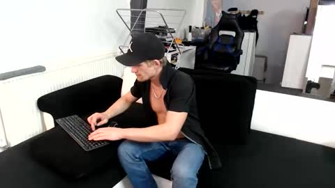 Snapshot of reallyman7 chatting on March 21, 1:32 am Ask me online show from March 21, 1:32 am
