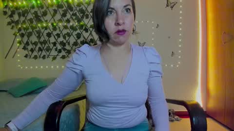 Snapshot of rebbeca09 chatting on September 25, 10:30 am Rebbeca online show from September 25, 10:30 am