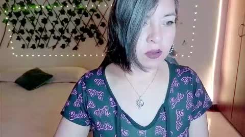 Snapshot of rebbeca09 chatting on December 17, 12:00 pm Rebbeca online show from December 17, 12:00 pm