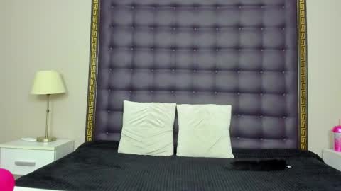 Snapshot of rebeccavibes chatting on November 17, 8:25 pm rebeccavibes online show from November 17, 8:25 pm