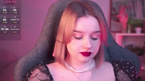 Snapshot of red_queeen chatting on December 6, 6:28 pm QUEEN OF EVIL online show from December 6, 6:28 pm