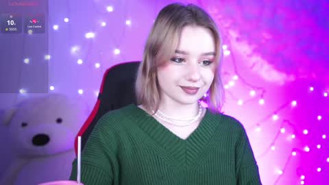 Snapshot of red_queeen chatting on December 14, 9:35 pm QUEEN OF EVIL online show from December 14, 9:35 pm