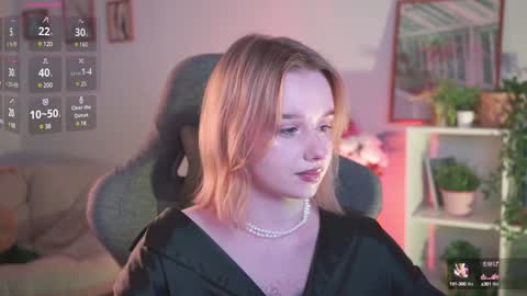 Snapshot of red_queeen chatting on December 16, 9:41 pm QUEEN OF EVIL online show from December 16, 9:41 pm