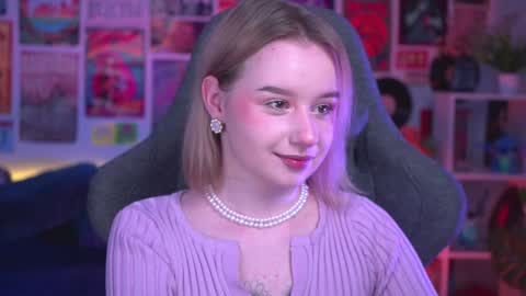 Snapshot of red_queeen chatting on December 18, 5:52 pm QUEEN OF EVIL online show from December 18, 5:52 pm
