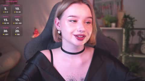 Snapshot of red_queeen chatting on January 15, 11:40 pm QUEEN OF EVIL online show from January 15, 11:40 pm