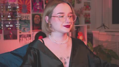 Snapshot of red_queeen chatting on January 19, 10:17 pm QUEEN OF EVIL online show from January 19, 10:17 pm