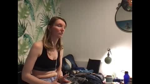 Snapshot of redfoxofficial chatting on December 3, 2:37 pm Redfox online show from December 3, 2:37 pm