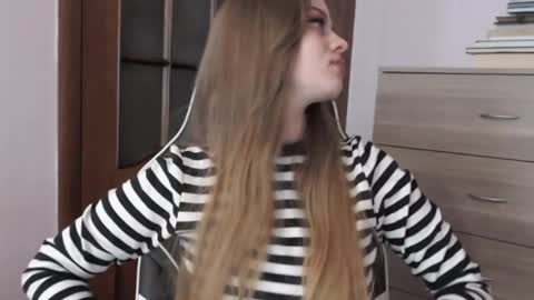 Lily online show from May 14, 2:18 am