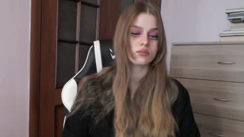 Lily online show from May 16, 2:19 am