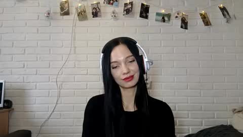 Mia online show from March 21, 8:30 am