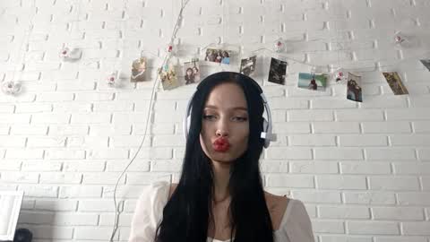 Mia online show from March 24, 8:08 am