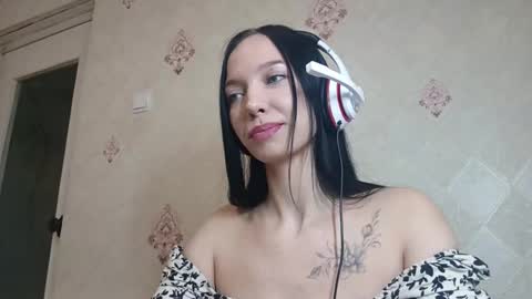 Mia online show from March 28, 8:14 am