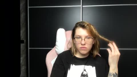 Snapshot of reginasmilee chatting on January 28, 2:00 am Regina online show from January 28, 2:00 am