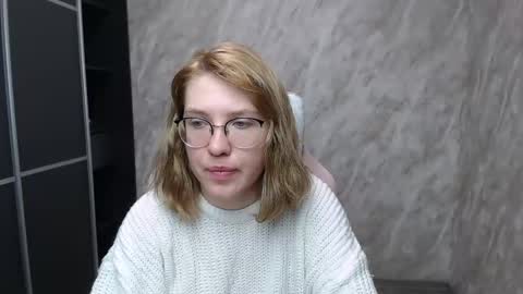 Snapshot of reginasmilee chatting on February 18, 4:37 am Regina online show from February 18, 4:37 am