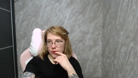 Snapshot of reginasmilee chatting on February 24, 6:05 am Regina online show from February 24, 6:05 am