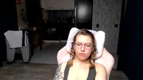 Snapshot of reginasmilee chatting on September 24, 1:20 am Regina online show from September 24, 1:20 am