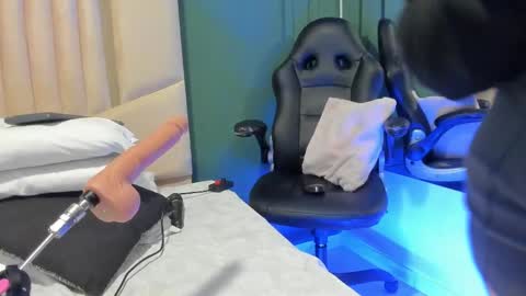 reginavegaa online show from February 14, 5:57 pm