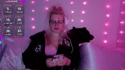 reiannmay online show from March 12, 4:51 am