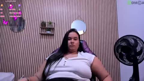 reina_loren online show from August 6, 5:31 am