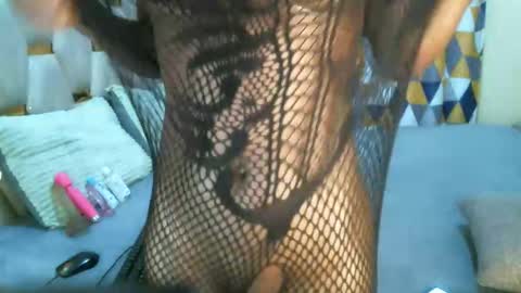 Snapshot of remmyqueen chatting on May 27, 10:29 pm remmyqueen online show from May 27, 10:29 pm