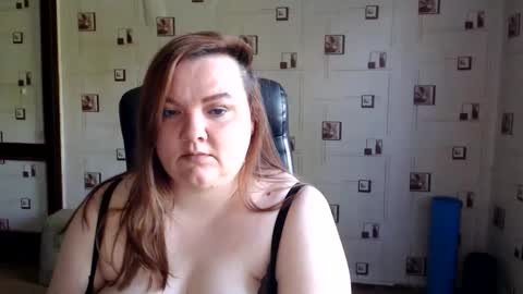 renataoia online show from May 31, 1:29 pm