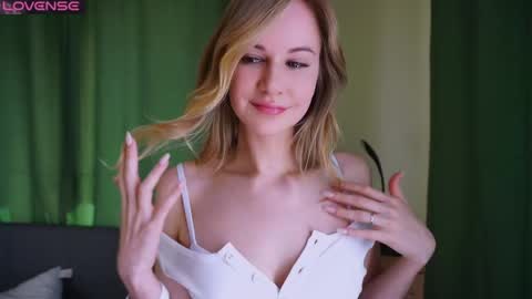 Snapshot of renecatino chatting on June 3, 2:33 pm Emma online show from June 3, 2:33 pm