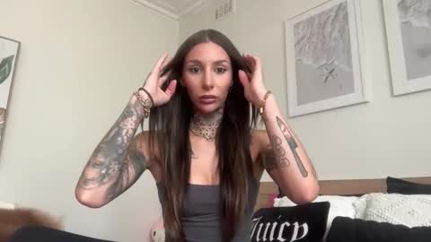 Snapshot of reneeafterdark chatting on October 23, 2:33 am Renee x online show from October 23, 2:33 am