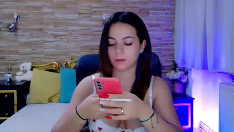 Snapshot of renesmesweet chatting on February 12, 9:42 am renesmesweet online show from February 12, 9:42 am