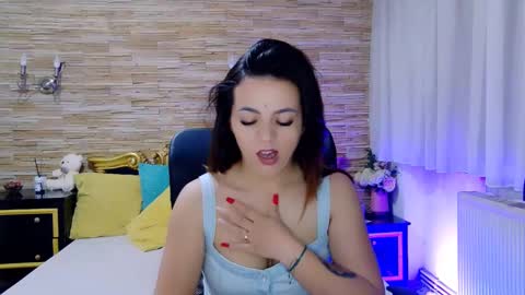 Snapshot of renesmesweet chatting on February 18, 11:44 am renesmesweet online show from February 18, 11:44 am