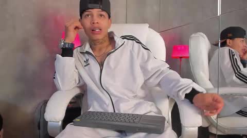 Snapshot of renzo_dogan chatting on December 2, 2:39 am Ren online show from December 2, 2:39 am