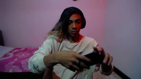 Snapshot of restrainged chatting on December 4, 2:42 am Rest online show from December 4, 2:42 am