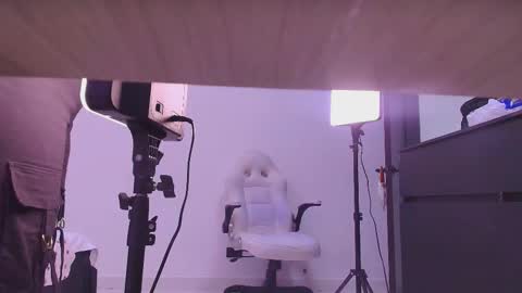 Snapshot of reven_lilith chatting on December 21, 3:02 am REVEN online show from December 21, 3:02 am