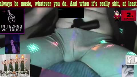 Snapshot of revilo80 chatting on December 8, 12:40 am revilo80 online show from December 8, 12:40 am