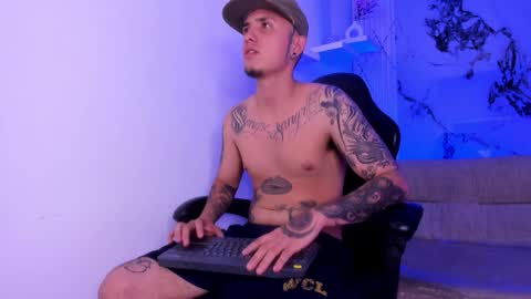 Snapshot of reybigxxx chatting on February 17, 4:53 am Rey online show from February 17, 4:53 am