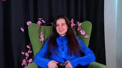 Snapshot of reynaedge chatting on June 8, 7:09 am reynaedge online show from June 8, 7:09 am