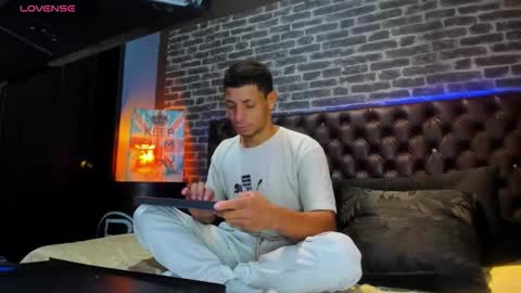 Snapshot of richar_98 chatting on December 18, 2:45 pm --- Richar --- online show from December 18, 2:45 pm