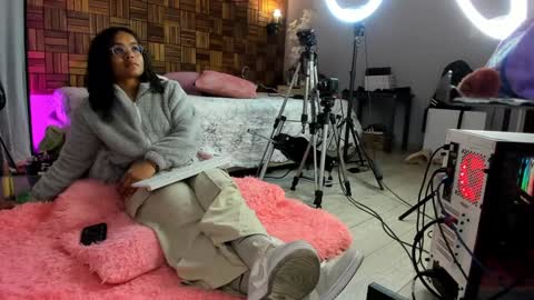 Sara online show from December 4, 10:02 am