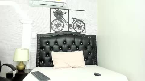 Snapshot of riley_reid_milf chatting on January 8, 12:51 pm Oriana online show from January 8, 12:51 pm