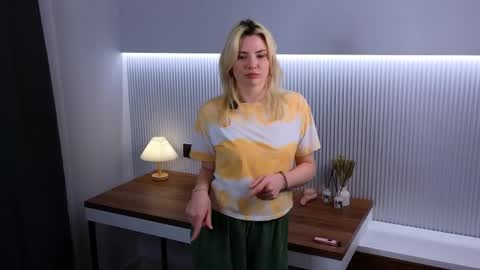 Snapshot of rivkagellman chatting on March 23, 5:06 pm Sarah. online show from March 23, 5:06 pm