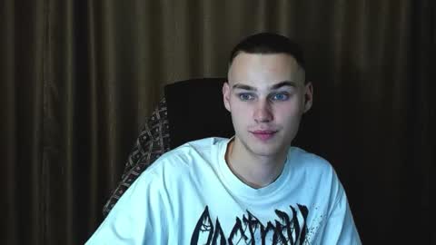 Snapshot of robert10211 chatting on September 18, 5:48 pm robert10211 online show from September 18, 5:48 pm