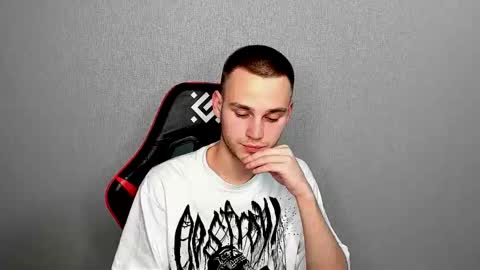 robert10211 online show from December 3, 5:55 pm