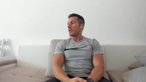Snapshot of roberto4ever chatting on June 16, 11:02 am roberto4ever online show from June 16, 11:02 am