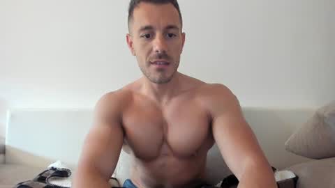 Snapshot of roberto4ever chatting on June 25, 4:12 am roberto4ever online show from June 25, 4:12 am