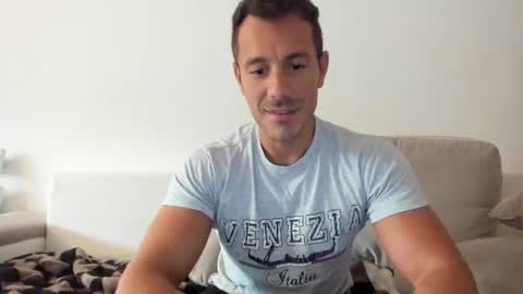 Snapshot of roberto4ever chatting on July 7, 5:21 am roberto4ever online show from July 7, 5:21 am