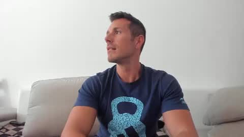 Snapshot of roberto4ever chatting on August 5, 9:34 am roberto4ever online show from August 5, 9:34 am