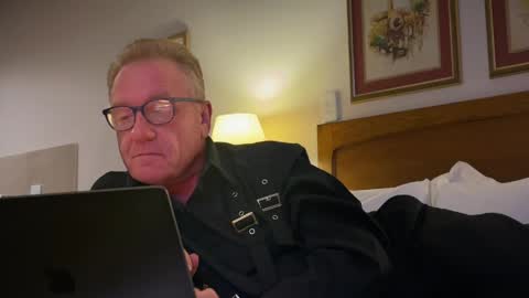 Snapshot of roberttherabbit chatting on April 11, 7:07 pm RobertTheRabbit online show from April 11, 7:07 pm