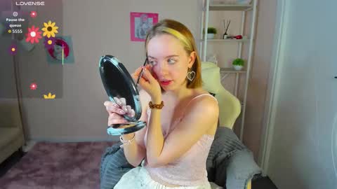 Snapshot of rockett_bunny chatting on September 26, 11:42 pm Rockett online show from September 26, 11:42 pm