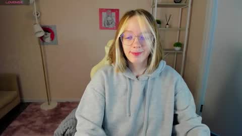 Snapshot of rockett_bunny chatting on October 3, 1:13 am Rockett online show from October 3, 1:13 am