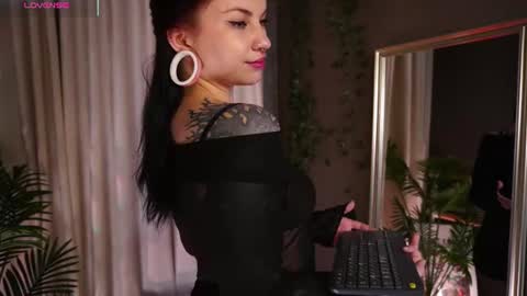 Snapshot of rocknsexx chatting on June 15, 8:33 pm Roxy online show from June 15, 8:33 pm
