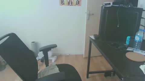 Snapshot of romainb72 chatting on January 3, 1:14 pm romainb72 online show from January 3, 1:14 pm